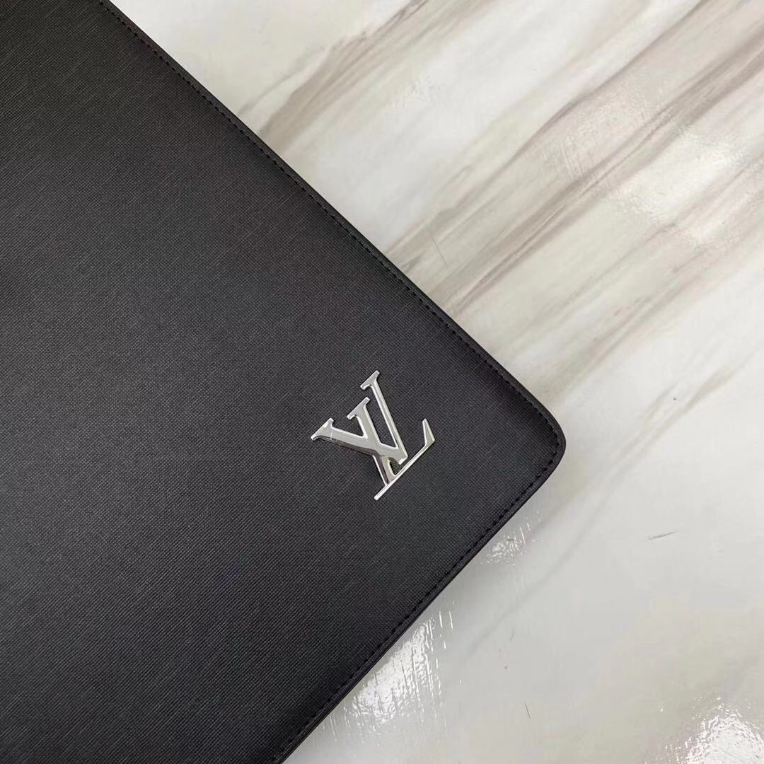 Túi xách nam Louis Vuitton màu đen da sần hoạ tiết logo chìm góc khóa trắng  TXLV20 siêu cấp like auth 99  HOANG NGUYEN STORE