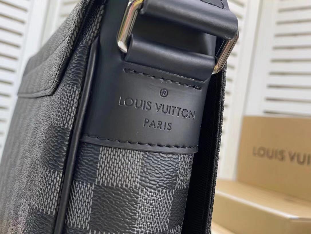 Túi đeo chéo nam hiệu Louis vuitton  LKM386  LOUIS LUXURY