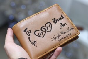 Những lưu ý để sở hữu một chiếc ví da nam in chữ hoàn hảo