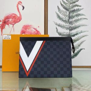 Kích thước 26.5 x 20.5 x 5.5 cm, với 2 ngăn khóa kéo rất tiện dụng