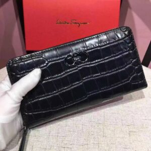 Mẫu clutch được kết hợp với những set đồ, sẽ càng làm tôn lên vẻ đẹp hoàn hảo