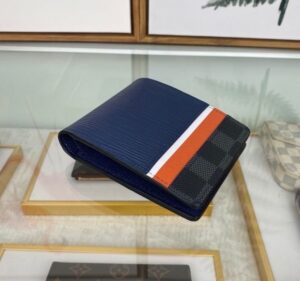 Thiết kế của túi có thể để được nhiều loại thẻ và giấy tờ cùng một lúc